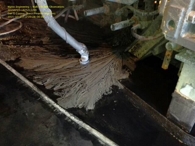爲解決傳送帶上的回運物料問題，技術人員安裝了 CleanSc